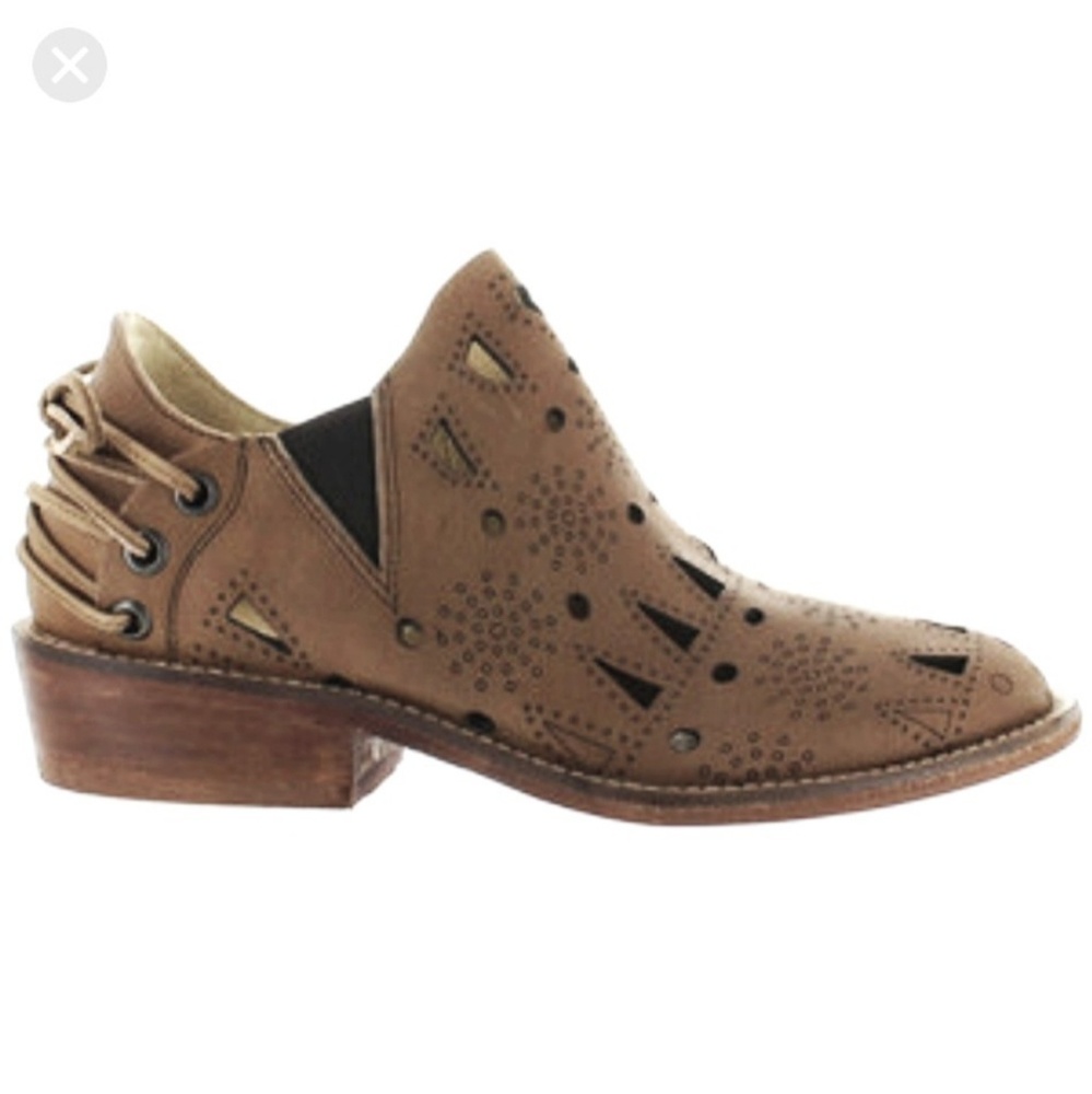 Musse and Cloud Coolise booties.